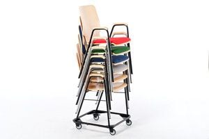 Gestapelt lassen sich gleich mehrere Stühle zugleich bewegen